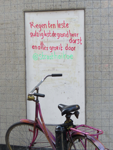 833734 Afbeelding van een 'straathaikoe' op een paneel in de Zakkendragerssteeg bij het Vredenburg te Utrecht.N.B. De ...